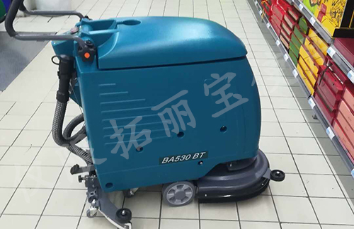 商場(chǎng)超市地面保潔首選手推式洗地機(jī)